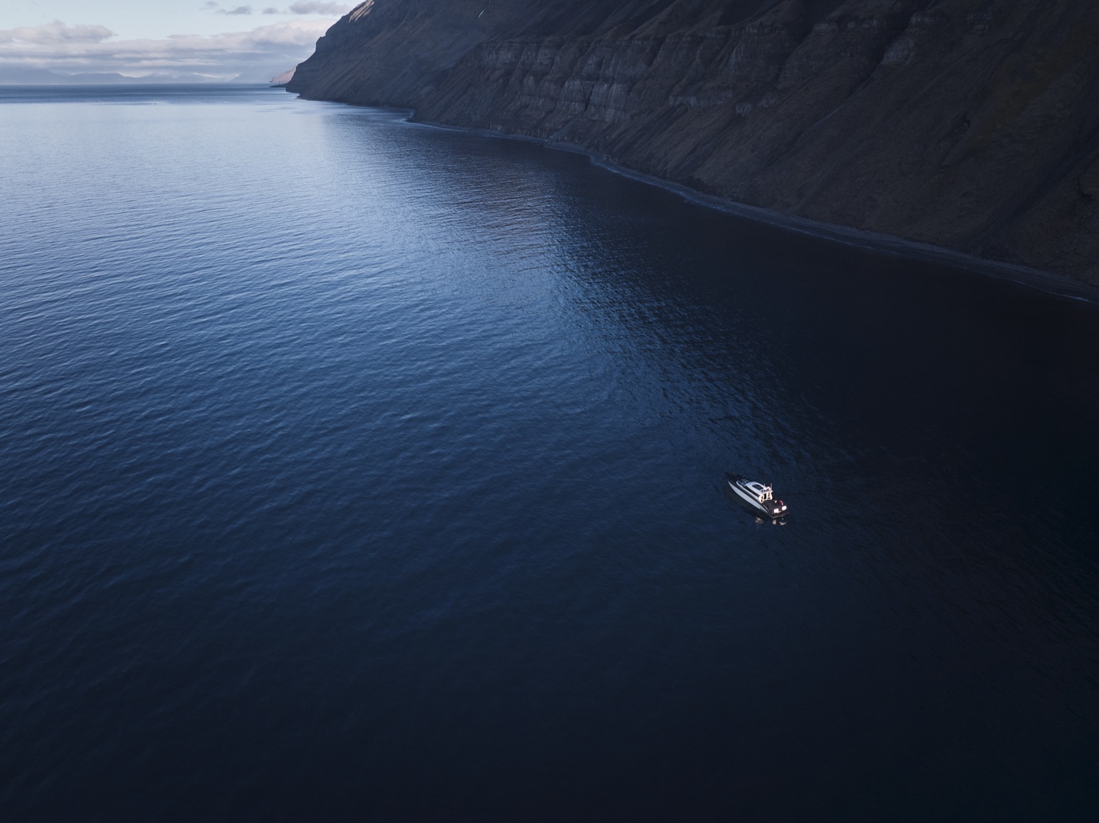Navire électrique longeant une côte escarpée — étude d’un projet d’électrification maritime.